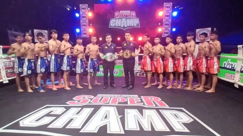 ทวีทรัพย์ วันของโอม ฝึกซ้อมมาดีออกอาวุธชุดใหญ่ใส่ อับดุลราห์มาน นักมวยไทยชาวโมร็อคโคก่อนชนะคะแนน ในการชกเป็นคู่เอกศึกมวยไทย SUPER CHAMP ที่เวทีมวยเวิร์ลสยามสเตเดี้ยม