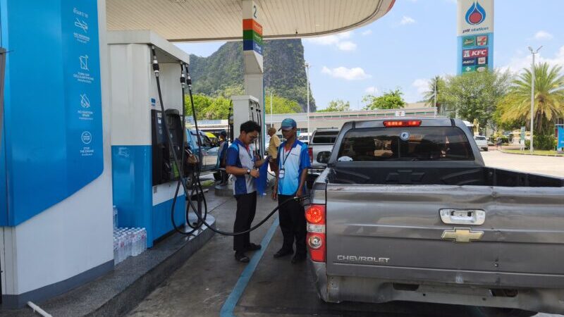 พังงา – สถานการณ์น้ำมันเริ่มตึงตัว ปั๊มย่านเขาหลักดีเซลหมดตั้งแต่เช้า ขณะปั๊มในเมืองยังเปิดบริการตามปกติ หลังได้โควต้าน้ำมันจากคลังลดลง 30-40%