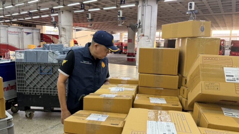 สรรพสามิตบุกยึดบุหรี่เถื่อนกว่า 7 หมื่นซอง ส่งทางพัสดุไปรษณีย์ ค่าปรับคาดกว่า 42 ล้านบาท