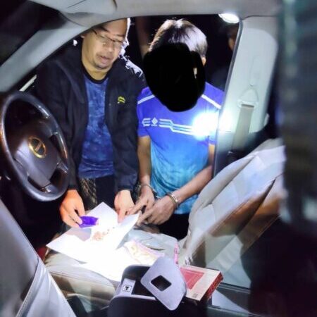 ฝ่ายปกครองคุระบุรีรวบหนุ่มค้ายาบ้า พร้อมอาวุธปืนและกระสุนจำนวนมาก ยึดยาบ้า 855 เม็ด