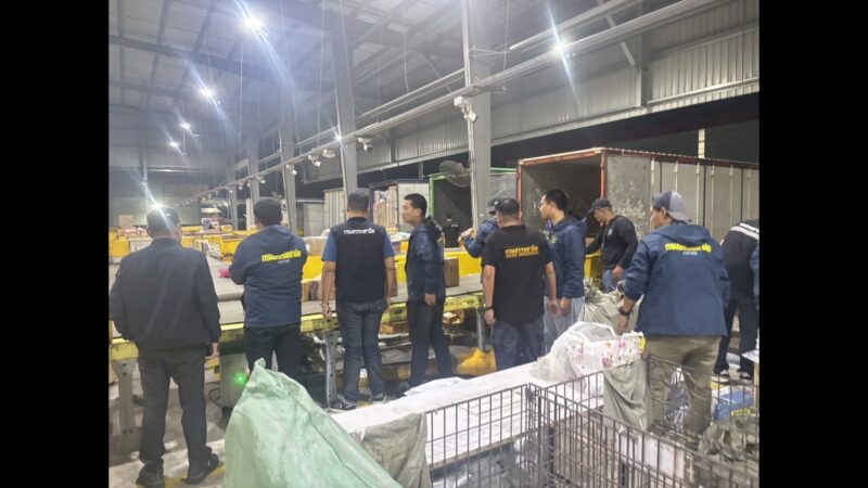 สรรพสามิตภาค 9 ขยายผลยึดบุหรี่เถื่อนต่อเนื่อง พบส่งผ่านพัสดุเอกชน ยึดรวมกว่า 4,500 ซอง มูลค่าปรับกว่า 4.3 ล้านบาท