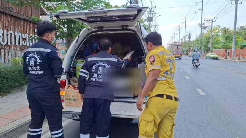 สิบล้อบรรทุกสารเคมีเปลี่ยนเลนกะทันหัน เบียด จยย.ล้มทับร่างสาวใหญ่วัย 54 ดับคาที่ ย่านทุ่งครุ