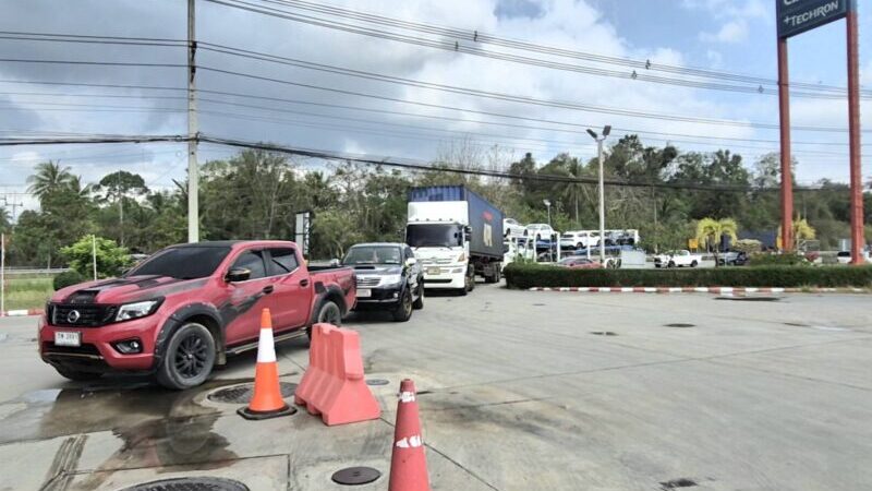 ประจวบคีรีขันธ์ _ ชาวบ้านและสวนในพื้นที่อำเภอทับสะแก เร่งนำรถมาเติมน้ำมัน ดีเซล หลังปั้มน้ำมันเปิดให้บริการ หมดภายใน 1 ชม.