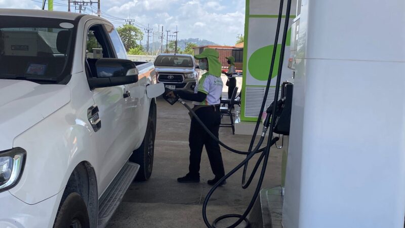 ผู้ประกอบการปั๊มน้ำมัน อ.สิงหนคร จ.สงขลา ยืนยัน น้ำมันไม่ขาดแคลน เหตุดีเซลหมดบางปั๊มเพราะประชาชนใช้จำนวนมาก เร่งขนส่งเติมเพิ่ม