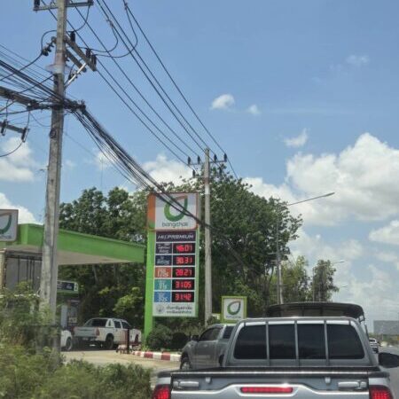 สว.สายทหาร และความมั่นคง เรียกร้อง รมว.พลังงาน ให้ บริษัทน้ำมัน เร่งเปิดบัญชีค้าส่ง ให้ จอบเบอร์ ส่งน้ำมันให้ ผู้ประกอบการ ก่อนที่ เศรษฐกิจของประเทศไทย จะ เจ๊ง ระนาว โดยเฉพาะการ ส่งออก ที่ จ.สงขลา ซึ่งเป็นการส่งออกอันดับ 2 ของประเทศ