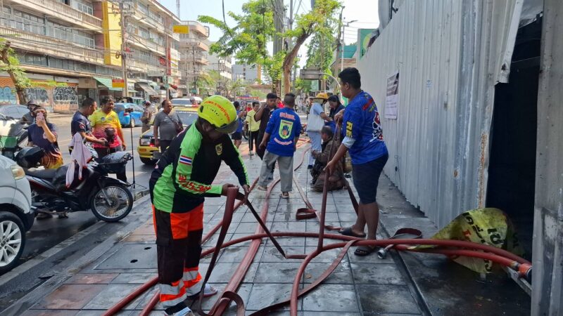 ไฟไหม้อาคารระหว่างรื้อถอน ย่านประชาอุทิศ คุมเพลิงได้รวดเร็ว ไร้เจ็บ-เสียชีวิต