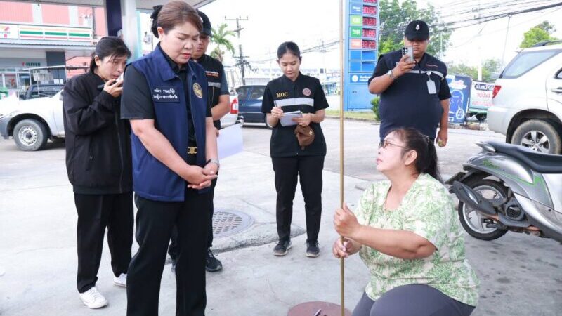 จ.จันทบุรี สถานการณ์การแห่เติมน้ำมันในจังหวัดจันทบุรี คลี่คลายลงแล้ว รองผู้ว่าฯ นำทีมบูรณาการลงพื้นที่ตรวจสอบสถานีบริการน้ำมันอย่างใกล้ชิด