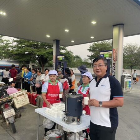 เจ้าของปั๊มน้ำมันกำแพงเพชรน้ำใจงาม แจกน้ำเต้าหู้คลายเหนื่อยลูกค้าต่อคิวตั้งแต่เช้ามืด ท่ามกลางสถานการณ์น้ำมันตึงตัว