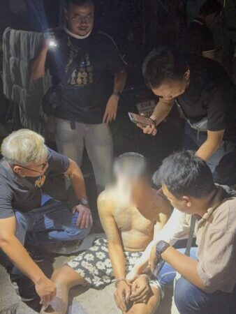 รวบหนุ่มนักฉกสุดแสบวิ่งราวทรัพย์ทอง 10 บาท ช่างตัดผมนั่งบนสามล้อกลางแยกมหานคร อ้างเอาทองไปหลอมแบ่งขายใช้เงินเล่นพนันออนไลน์-เปย์หญิง