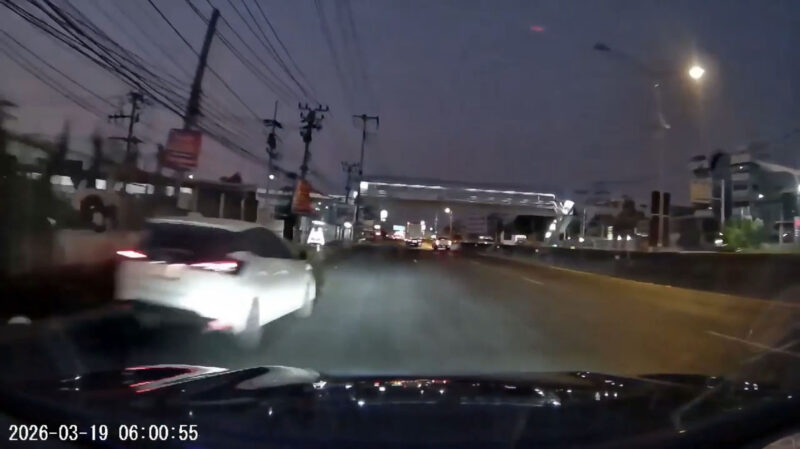 เก๋งแซงซ้ายพุ่งชนคนเดินเท้า! ร่างกระเด็นอัดเสาไฟตกร่องน้ำ อาการสาหัส กล้องจับชัด