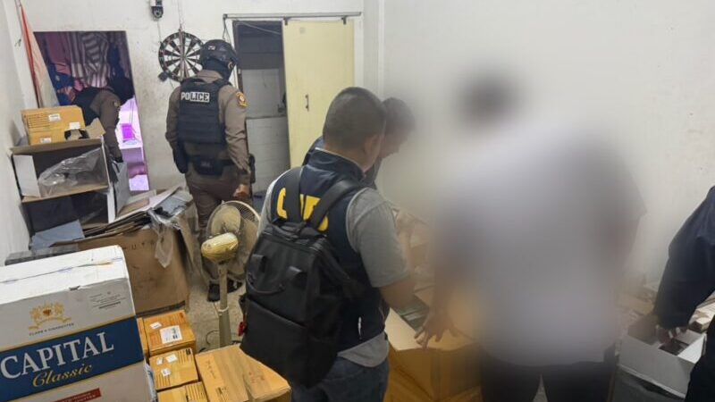 ปคบ. จับแหล่งจำหน่ายบุหรี่หนีภาษีย่านเสรีไทย ยึดของกลางกว่า 1.2 หมื่นซอง มูลค่า 5 แสนบาท