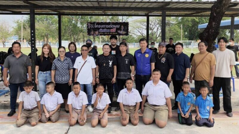 “รวมพลังท้องถิ่น! จัดโครงการตัดผมฟรี ดูแลนักเรียน สร้างรอยยิ้มชุมชนหนองหงษ์” บรรยากาศเต็มไปด้วยความอบอุ่นและรอยยิ้ม เมื่อผู้นำท้องถิ่นในพื้นที่ตำบลหนองหงษ์ และตำบลหนองตำลึง ผนึกกำลังร่วมกิจกรรม