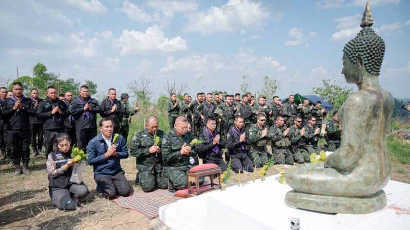 ที่ปรึกษา ผบ.ทบ อันเชิญพระพุทธรูปปางมารวิชัย ประดิษฐาน บนฐานปฏิบัติการทวีรัตน์ ณ ยอดเนิน 677 ช่องอานม้า เพื่อเป็นสิริมงคลสิ่งยึดเหนี่ยวจิตใจกำลังพล