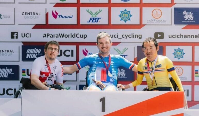 วันที่สองศึกชิงแชมป์โลก ทัพนักปั่นพาราไทยบู๊ถวายหัวก่อนสร้างผลงาน 2 เหรียญเงิน จาก “เตย”พัชรภา สีเสน กับ “นุ่น”มุทิตา กวนเวียงจันทร์ และบวกอีก 1 เหรียญทองแดง จาก “ชัย”พงษ์ชัย ญาณฤดี เก็บแต้มกรุยทางสู่สังเวียนชิงแชมป์โลก 2026 และพาราลิมปิกเกมส์ 2028 ที่สหรัฐอเมริกา