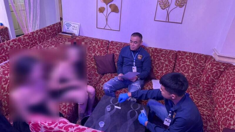 ตำรวจ สน.บางรัก ปิดล้อมตรวจสถานบริการซอยธนิยะ 4 ร้าน สุ่มตรวจปัสสาวะ 54 ราย ไม่พบยาเสพติดหรือสิ่งผิดกฎหมาย