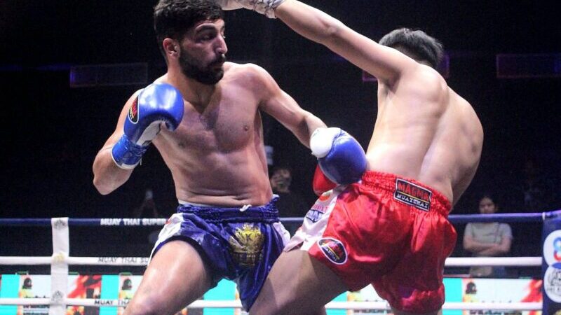 ทหารหลวง เซลฟี่ชุมแพ โชว์พลังกำปั้นหนักหน่วงยิงหมัดซ้ายตรงเข้าเต็มหน้า ดีเอโก้ เฮนริเก้ จากบราซิลหลับสนิท ทหารหลวง ชนะน็อคยกที่ 1 ในการชกเป็นคู่เอกศึกมวยไทย SUPER CHAMP ที่เวทีมวยเวิร์ลสยามสเตเดี้ยม กรุงเทพฯ