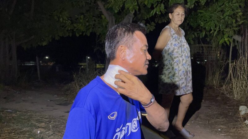 หนุ่มใหญ่นั่งก๊งเหล้าถูก ชายไม่รู้จักขอร่วมวง มีดฟันคอเจ็บ