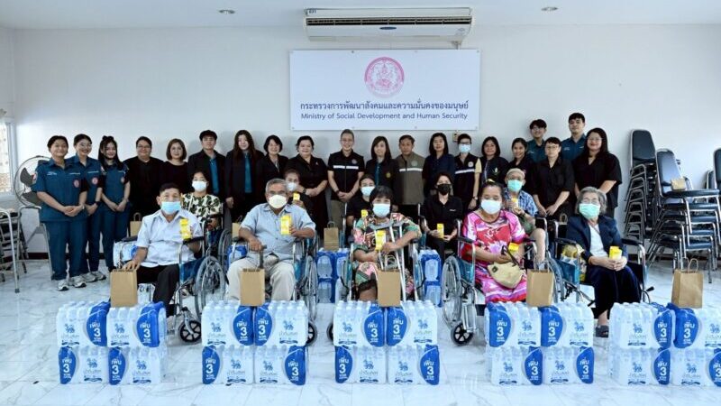 มูลนิธิป่อเต็กตึ๊ง ทุ่มงบฯ กว่า 7 แสนบาท ขยายโอกาส สร้างอาชีพ สร้างชีวิตอย่างเท่าเทียมแก่ชาวชลบุรี นนทบุรี และกรุงเทพฯ มอบอุปกรณ์ประกอบอาชีพแก่สตรี บุรุษ พ่อเลี้ยงเดี่ยว หรือผู้ที่มีความหลากหลายทางเพศ พร้อมมอบวีลแชร์แก่ผู้พิการรวม 20 คัน และนำหน่วยแพทย์เคลื่อนที่ออกบริการฟรีแก่ชาวชลบุรี