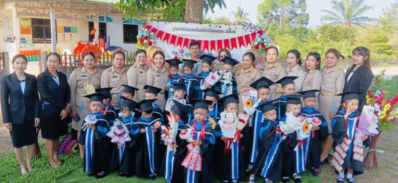 ชุมพร -​”ฉลองความสำเร็จ! ‘บัณฑิตน้อยบ้านพรุตะเคียน’ สวมชุดครุยรับวุฒิบัตร ท่ามกลางรอยยิ้มและความภูมิใจของผู้ปกครอง”