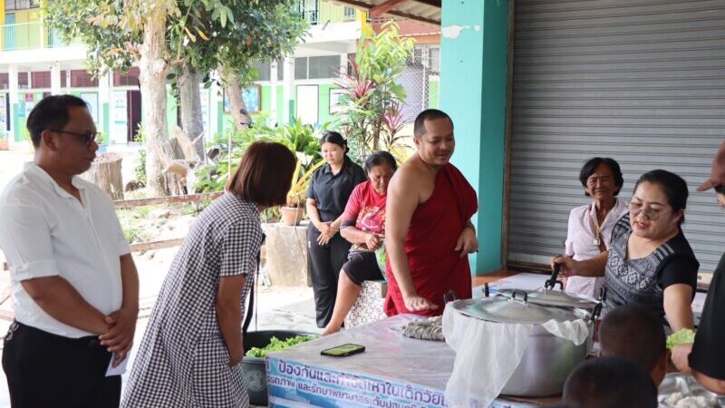 เมตตาธรรมนำสุข ครูบาโชคชัยจัดเลี้ยงอาหารนักเรียนส่งท้ายเทอม