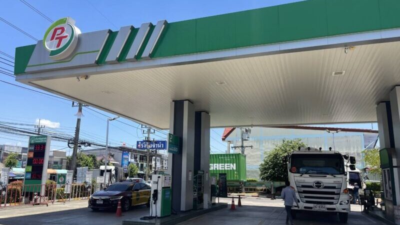 น้ำมันคิวยาวกระทบจราจรหาดใหญ่ ตร.ทางหลวงเร่งอำนวยความสะดวก ดูแลความปลอดภัยบนท้องถนน