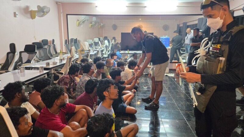 ตม.3 บุกทลายวิลล่าหรูพัทยา รวบ 25 อินเดีย ลอบเปิดเว็บพนัน เงินหมุนเวียนปีละกว่า 700 ล้าน