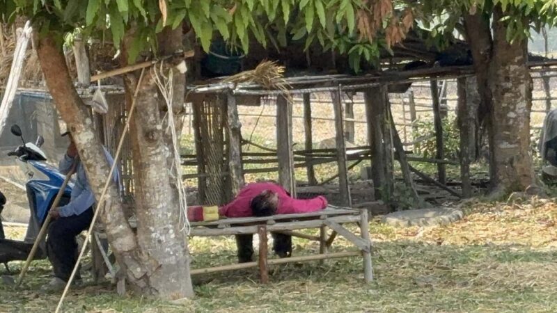 มุกดาหาร หลานวัย 19 แค้นลุง ยิงดับคาที่ ก่อนนั่งรอมอบตัวกับเจ้าหน้าที่ตำรวจ