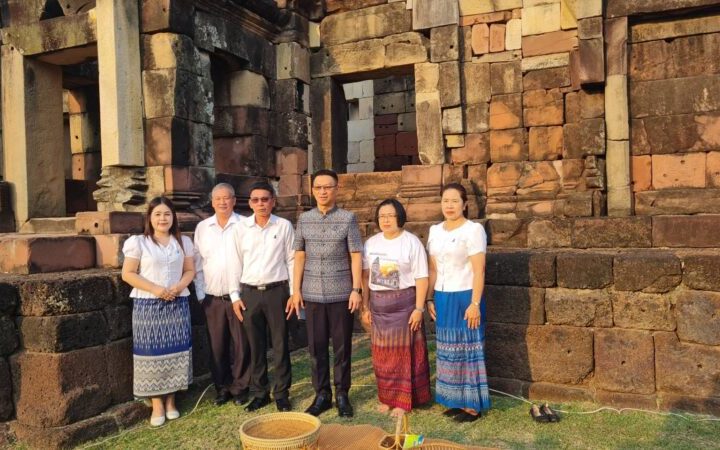 ข่าว โคราชผุดไอเดีย ”โคราชนุ่งผ้าไทย นั่งสาด ตักบาตร “เพื่อรณรงค์อนุรักษ์วัฒนธรรมประเพณีอันดีงามด้วยการแต่งกายผ้าไทย