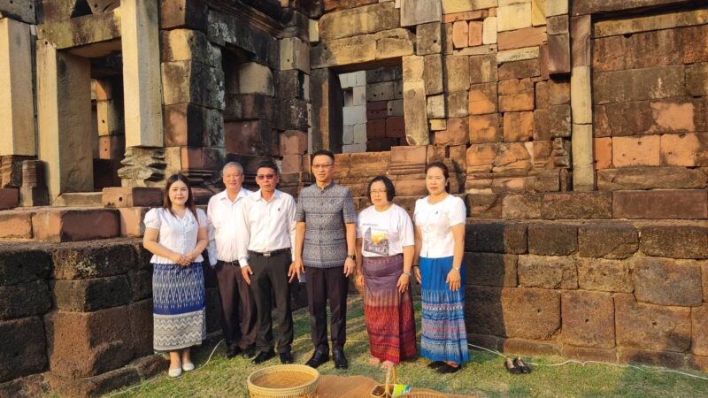 ข่าว โคราชผุดไอเดีย ”โคราชนุ่งผ้าไทย นั่งสาด ตักบาตร “เพื่อรณรงค์อนุรักษ์วัฒนธรรมประเพณีอันดีงามด้วยการแต่งกายผ้าไทย