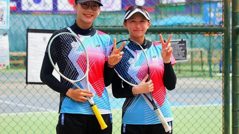 นักหวดซอฟท์เทนนิสมหาลัยจากไชนีสไทเป”แรงไม่แผ่ว”กวาดอีกสองแชมป์ชายเดี่ยว-หญิงเดี่ยว เชน ยู-ฮุน ควง เจียง มิน-ยู คว้าดับเบิ้ลแชมป์หลังได้แชมป์ชายคู่และหญิงคู่ในการแข่งขันวันแรก และวันนี้ได้แชมป์ชายเดี่ยว-หญิงเดี่ยวการแข่งขันซอฟท์เทนนิสนานาชาติ “The 2nd Asian University Soft Tennis Championships 2026” ที่ สนามเทนนิสมหาวิทยาลัยเทคโนโลยีราชมงคลธัญบุรี คลองหก ปทุมธานี