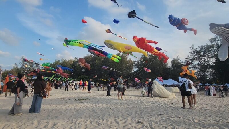 เทศกาลว่าวริมหาดสมิหลา สุดคึกคัก นักท่องเที่ยวมาเลเซียแห่ชม เด็กๆ แห่เล่นว่าวห่างจอโทรศัพท์ ขณะที่หลายคนแห่ซื้อว่าวหลากหลายชนิด