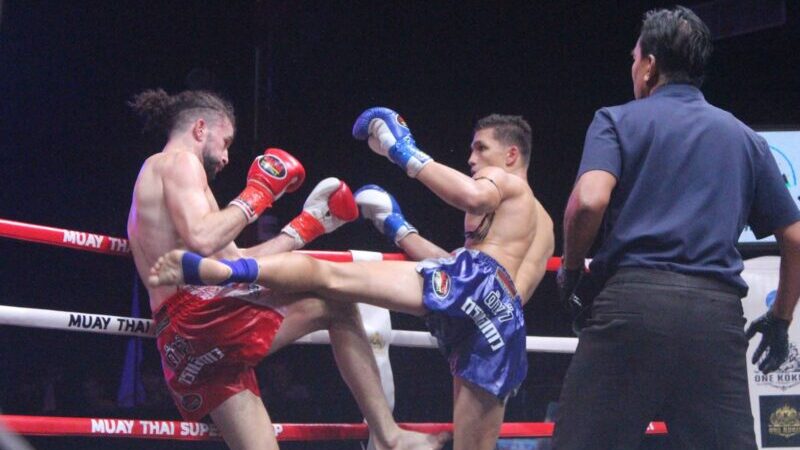 ชนะภูมิ ชูตระกูล กำปั้นดาวรุ่งวัย 16 ปีเมืองส้มโอนครปฐม ออกหมัดแม่นยำเข้าใบหน้าและลำตัว ทนงศักดิ์ ส.จันทสิทธิ์ จากเมืองดอกบัวอุบลราชธานีชัดเจนเป็นฝ่ายชนะคะแนนประเดิมชัยชนะคนแรกผ่านเข้ารอบ 8 คนสุดท้าย”มวยรอบสากล ก่อเกียรติมุ่งแชมป์เปี้ยนโลก”