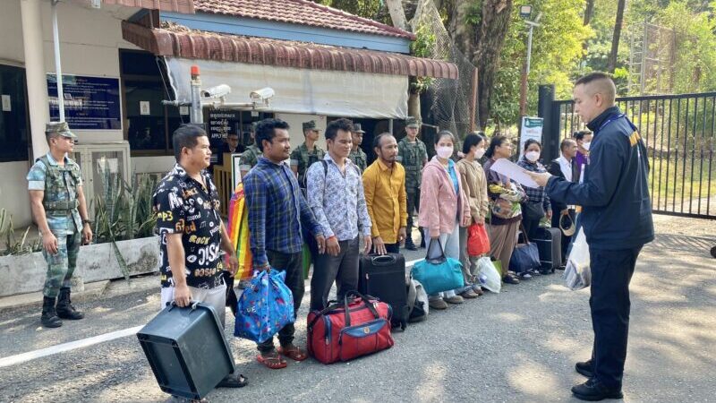 ตราด-ชายแดนตรวจเข้ม“ตรวจคนเข้าเมืองตราด ผลักดันแรงงานกัมพูชา 10 ราย ชาย 6 คน หญิง 4 คน ตรวจเข้มก่อนส่งกลับประเทศตามขั้นตอนกฎหมายผ่านแดนถาวรบ้านหาดเล็ก
