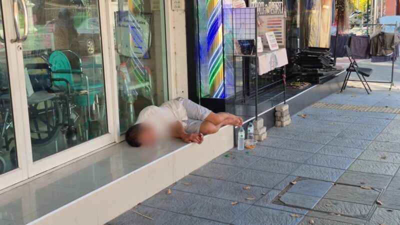 แชร์คลิป ชาวบ้านสุดทน ต่อยตัวตึงแยกตลาดวัดชัยฯ สลบกลางไฟแดง ต่อหน้า นทท. เหตุฉี่ไม่เป็นที่เป็นทาง