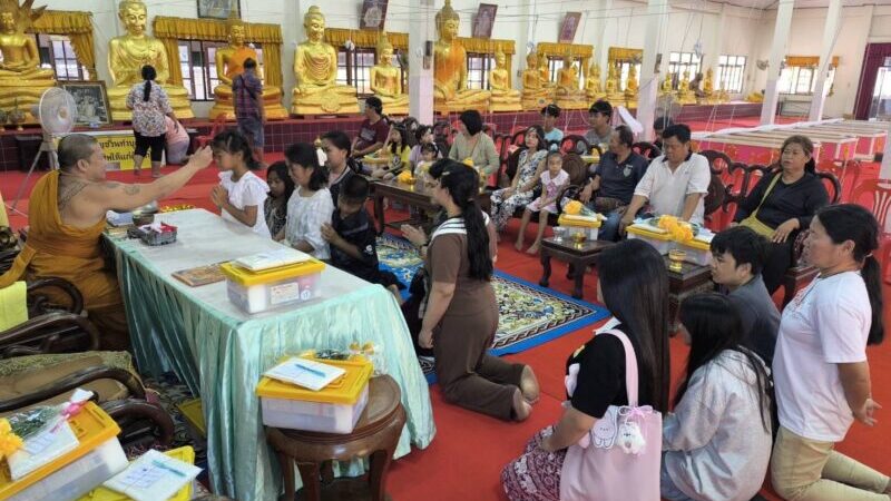 นครนายก – นทท.ชาวไทยดูข่าวทางทีวี เห็นสายมูชาวรัสเซียเข้าพิธีนอนโลงศพต่างพากันเข้ามาพิธีนอนโลงศพแก้ปีชง เสริมดวงชะตาชีวิตวัดหลวงพ่อปากแดงจังหวัดนครนายก