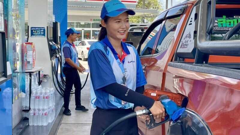 จ.จันทบุรี – ชาวบ้านแห่นำรถออกเติมน้ำมันแน่นปั๊ม ชาวสวนหวั่นน้ำมันขาดตลาดซื้อถังน้ำมันสำรองเข้าสวน ขณะที่ปั๊มน้ำมันขอ งด จำหน่ายน้ำมันใส่ถังชั่วคราว