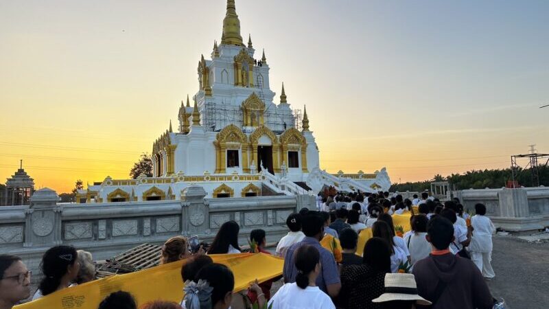 ดร.สุชีราภรณ์ ธุวานนท์ อธิการบดีมหาวิทยาลัยเฉลิมกาญจนา ร่วมกับสาธุชน ร่วมพิธีเททองหล่อพระ และร่วมแห่ผ้าห่มพระมหาธาตุเจดีย์วัดคลองท่อมศรีวิชัยครั้งแรก ในวันมาฆบูชา
