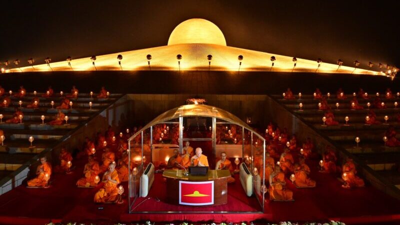 ปทุมธานี – พุทธศาสนิกชนเนืองแน่นร่วมพิธีจุดเทียนในวันมาฆบูชา วัดพระธรรมกาย