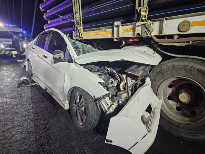 หนุ่มเมียนมาขับเก๋งชนท้ายรถพ่วง ตัวเองเจ็บ แฟนสาวดับ ก่อนพุ่งชนได้ยินข้างหูว่า มึงต้องตาย มึงต้องตาย