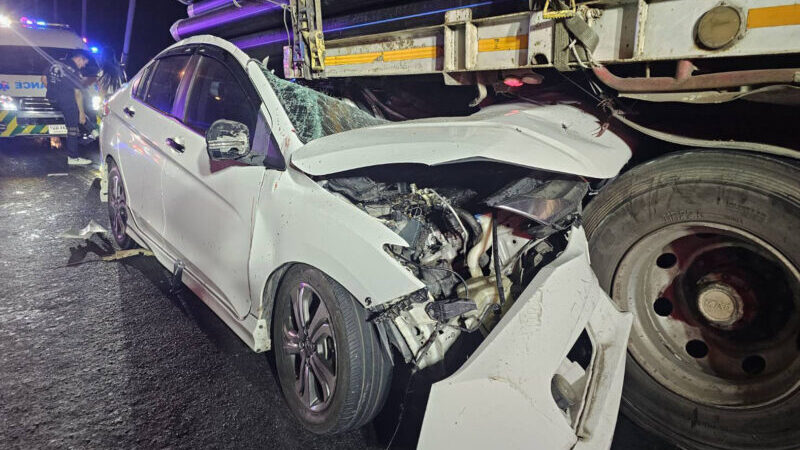 หนุ่มเมียนมาขับเก๋งชนท้ายรถพ่วง ตัวเองเจ็บ แฟนสาวดับ ก่อนพุ่งชนได้ยินข้างหูว่า มึงต้องตาย มึงต้องตาย