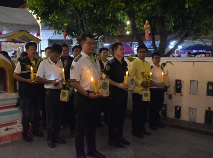 ปทุมธานี – ทำบุญวิถีใหม่กรมป่าไม้จัดกิจกรรมเวียนเทียนด้วยต้นไม้วัดรังสิต ลดฝุ่น PM 2.5 เปลี่ยนแสงเทียนเป็นกล้าไม้แห่งความยั่งยืน