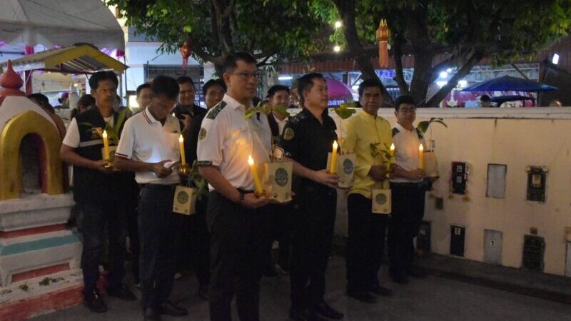 ปทุมธานี – ทำบุญวิถีใหม่กรมป่าไม้จัดกิจกรรมเวียนเทียนด้วยต้นไม้วัดรังสิต ลดฝุ่น PM 2.5 เปลี่ยนแสงเทียนเป็นกล้าไม้แห่งความยั่งยืน