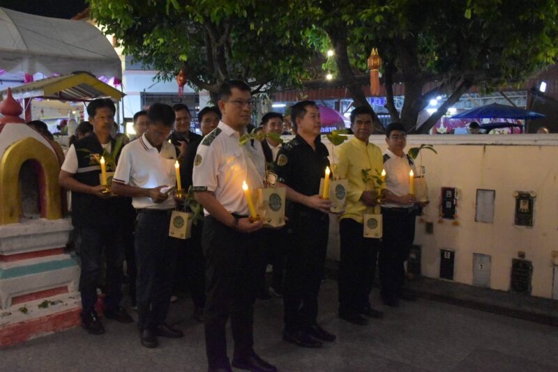 ปทุมธานี – ทำบุญวิถีใหม่กรมป่าไม้จัดกิจกรรมเวียนเทียนด้วยต้นไม้วัดรังสิต ลดฝุ่น PM 2.5 เปลี่ยนแสงเทียนเป็นกล้าไม้แห่งความยั่งยืน