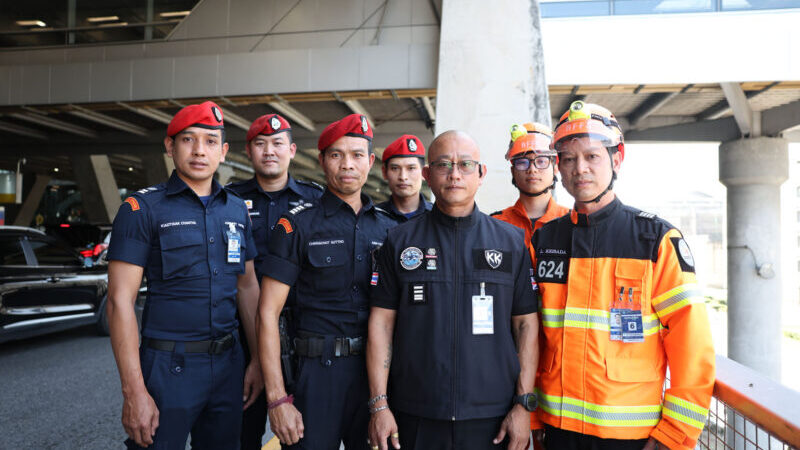 ชื่นชม รปภ. หมวกแดงเข้าชาร์จนักท่องเที่ยวชาวรัสเซียแสดงพฤติกรรมเสี่ยงยืนนอกทางยกระดับอาคารผู้โดยสาร