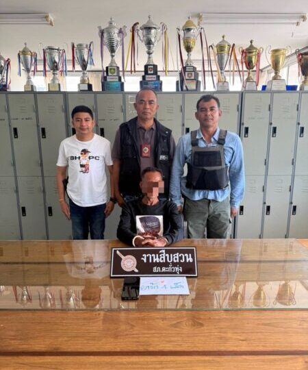 พังงา-ชุดสืบสวนตะกั่วทุ่งร่วมกับผู้ใหญ่บ้าน รวบ 2 หนุ่มคาบ้านพักกลางดึก ยึดยาบ้า-กระสุนปืน ตรวจพบลักลอบเล่นพนันออนไลน์