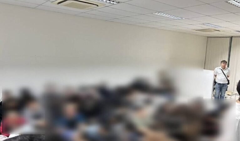 ด่วน! สืบมักกะสัน สนธิกำลัง กรมแรงงาน ตรวจคนเข้าเมือง ตำรวจไซเบอร์ ทลายฐานเว็บพนันออนไลน์ของชาวเวียดนามกลางกรุงย่าน RCA พระราม 9