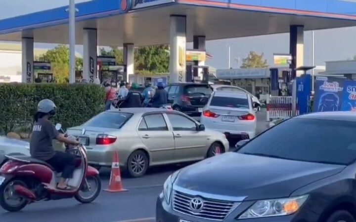 พลังงานจังหวัดสงขลาย้ำ น้ำมันยังเพียงพอ ขอประชาชนอย่าตื่นตระหนก หลังหลายปั๊มขึ้นป้าย “น้ำมันหมด” ประชาชนต่อคิวยาว