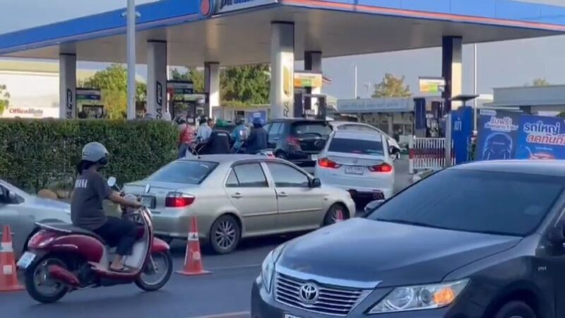 พลังงานจังหวัดสงขลาย้ำ น้ำมันยังเพียงพอ ขอประชาชนอย่าตื่นตระหนก หลังหลายปั๊มขึ้นป้าย “น้ำมันหมด” ประชาชนต่อคิวยาว