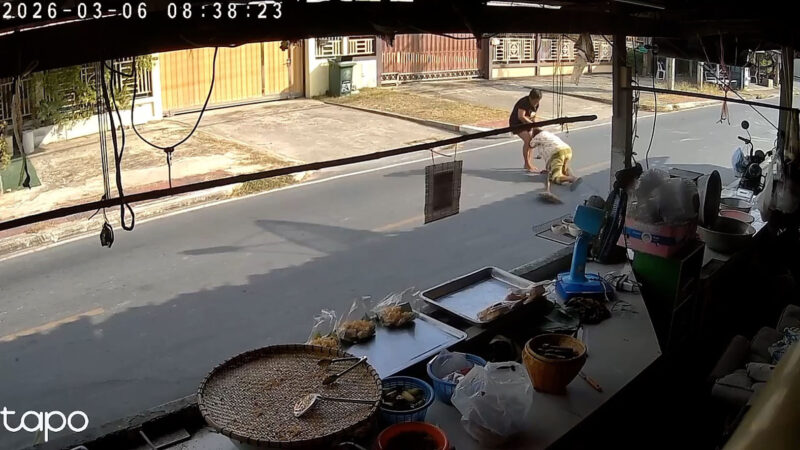 ลูกสาวทรพี ขอเงินแม่ ไม่ได้ลงมือทำร้ายกระชากลากกลางถนน เพื่อนบ้านน้ำตาคลอสุดสงสารวอนตำรวจดำเนินคดีให้ถึงที่สุด