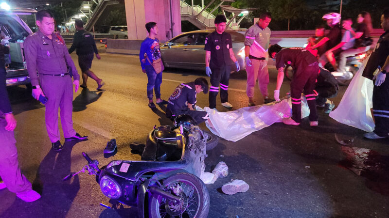 สองชายหญิงชะตาขาด ขี่มอไซค์ล้มถูกรถบรรทุกพ่วงทับซ้ำ ทิ้งร่างกอดกันดับกลางถนน